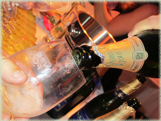 Perrier Champagne Pour